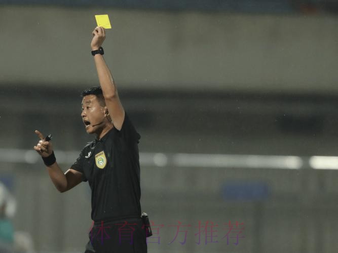 积极探索新的裁判执法技术 中超中甲联赛将引入附加助理裁判